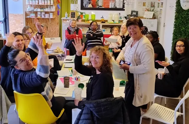 Matinée au club Nutri-Club Center, tables occupées par les membres