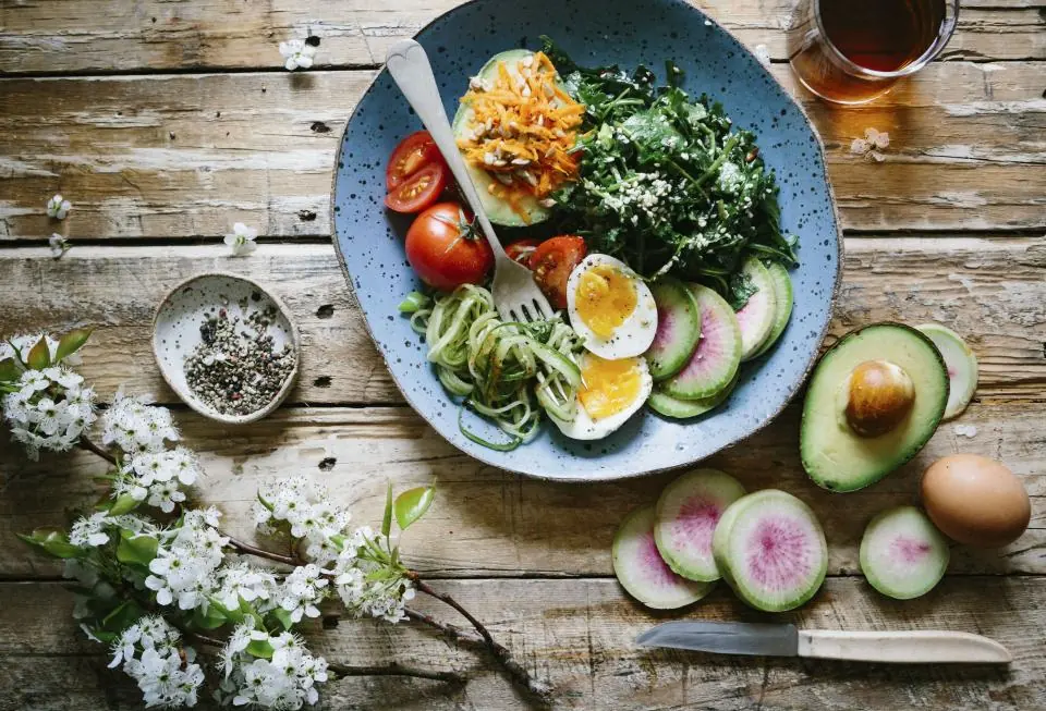 Combien de calories par jour pour maigrir, et pourquoi ce que l’on boit compte aussi