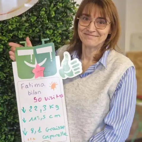 Une membre du club Nutri-Club Center et l’ardoise qui résume son bilan