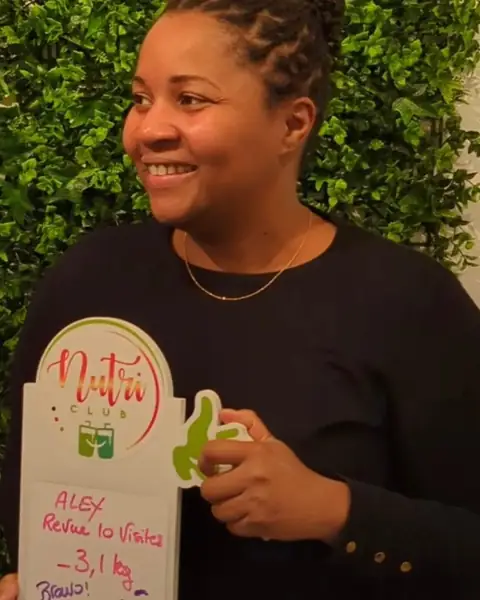 Le bilan figure sur une ardoise blanche que présente une membre, dans la salle du club