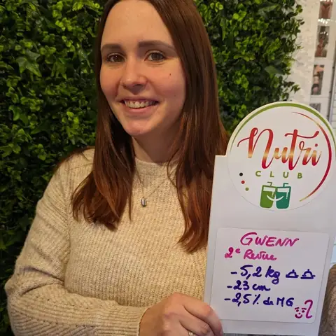 Une membre du club Nutri-Club Center et l’ardoise qui résume son bilan