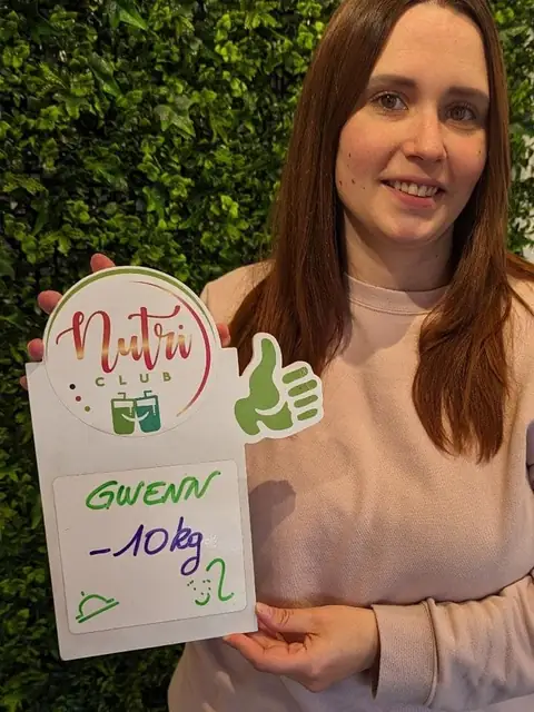 Ardoise levée et grand sourire, une membre montre son bilan