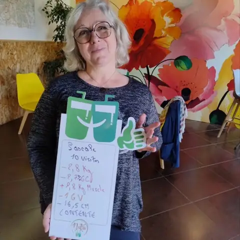 Une membre du club Nutri-Club Center et l’ardoise qui résume son bilan