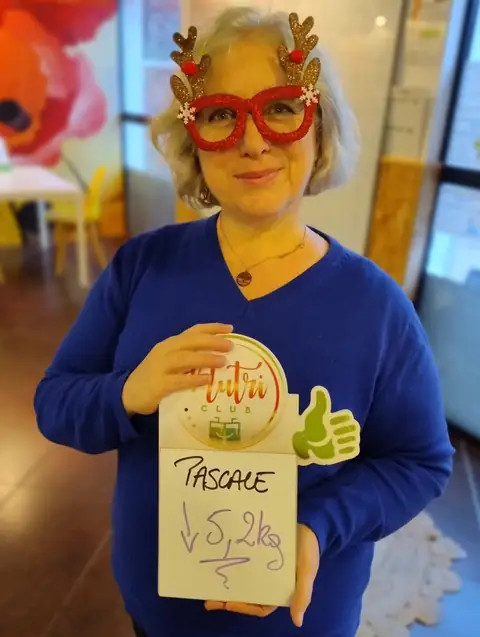Ardoise levée et grand sourire, une membre montre son bilan