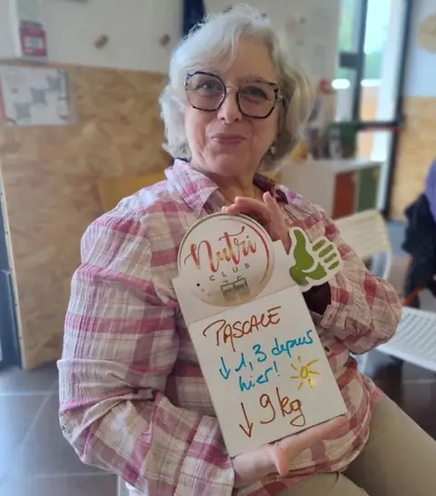 Une membre du club Nutri-Club Center et l’ardoise qui résume son bilan