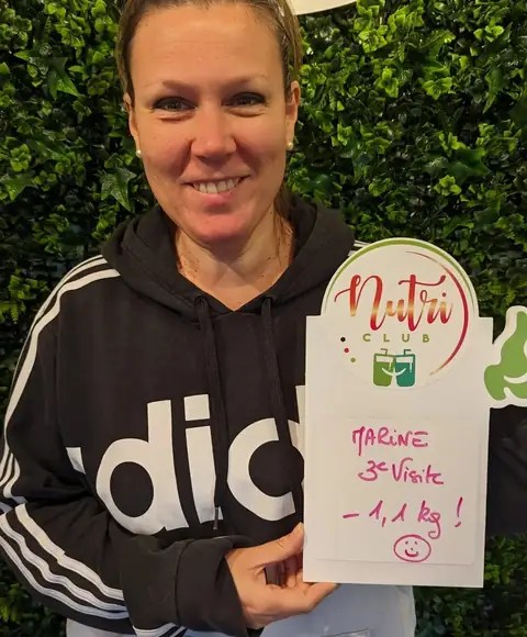 Une membre du club Nutri-Club Center et l’ardoise qui résume son bilan