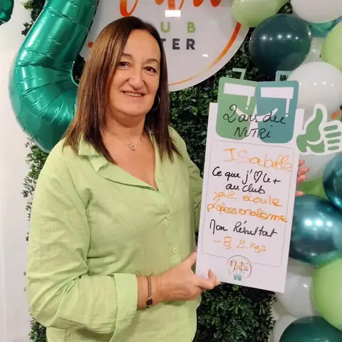 Ardoise levée et grand sourire, une membre montre son bilan