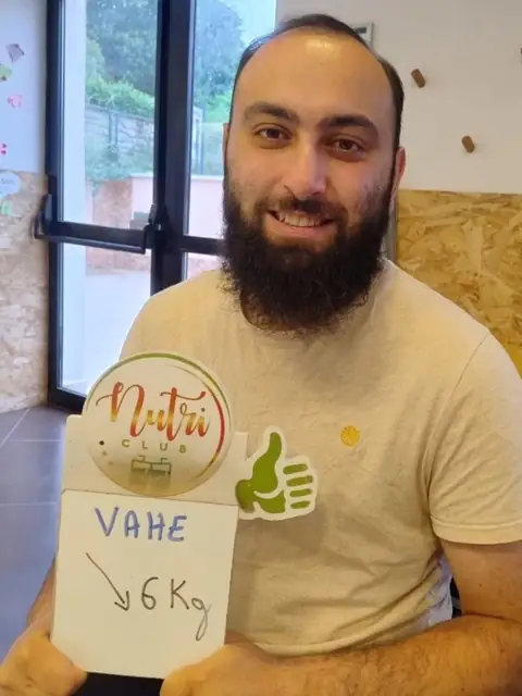 Au club des Ulis, un membre se laisse photographier devant l’ardoise de son bilan