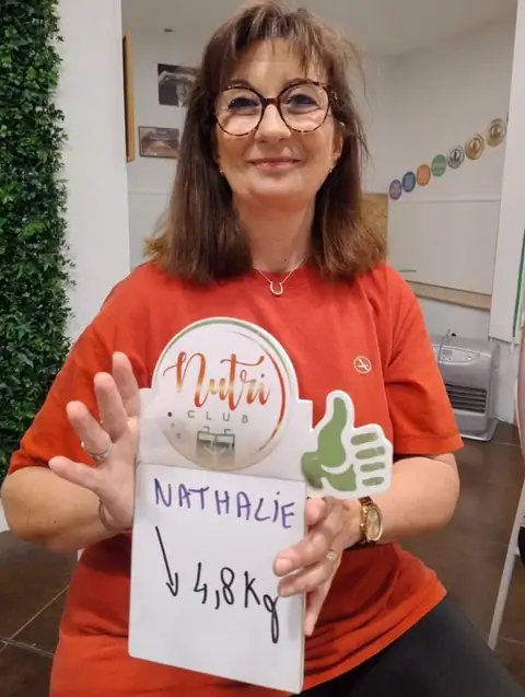 Une membre du club Nutri-Club Center et l’ardoise qui résume son bilan