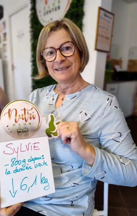 Une membre du club Nutri-Club Center et l’ardoise qui résume son bilan