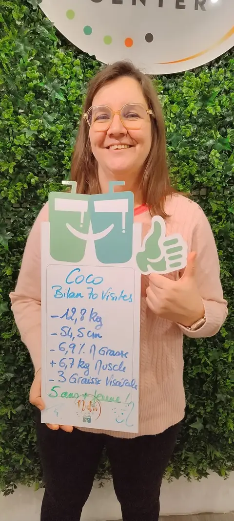 Ardoise levée et grand sourire, une membre montre son bilan
